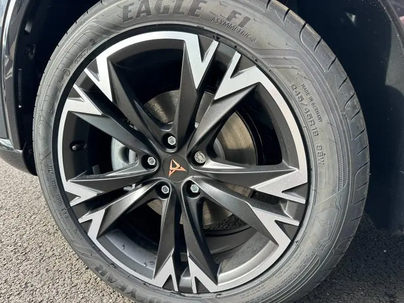 Gros plan sur la jante alu noire et grise du côté gauche d'une CUPRA Formentor Gris Graphène personnalisé.