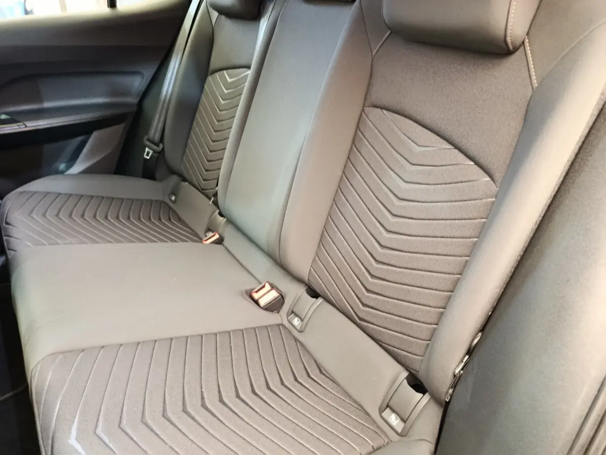 Vue rapprochée de la banquette arrière gris foncé de la CUPRA BORN 230ch avec ceintures et fixation Isofix visibles.