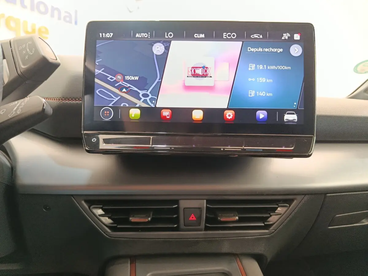 Écran tactile central affichant la navigation et l'autonomie dans l'habitacle du CUPRA Born gris foncé 2023.