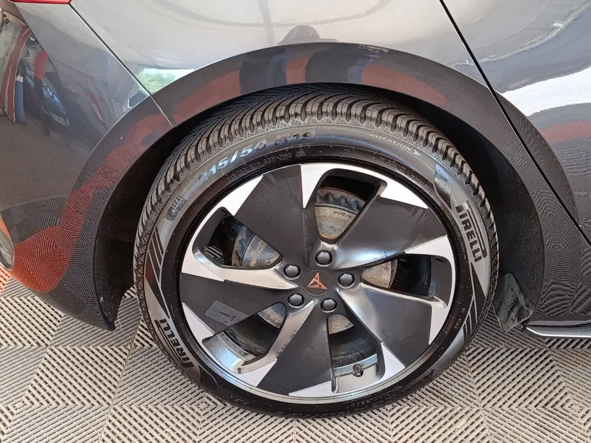 Gros plan sur la roue arrière droite d’une CUPRA Born gris foncé avec jante alliage bicolore et logo CUPRA central.