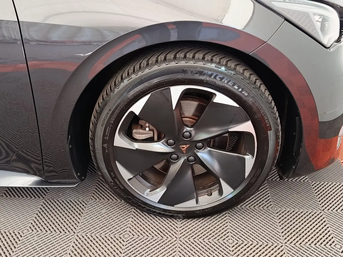 Gros plan sur la roue avant droite gris foncé d'une CUPRA BORN 230ch avec jante noire et argentée au design distinctif.