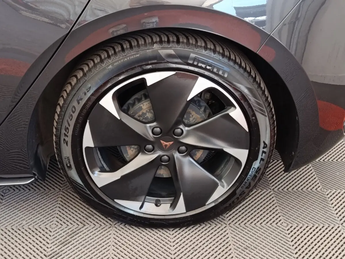 Gros plan sur la roue avant droite gris foncé du CUPRA BORN 230ch avec jante alliage et logo CUPRA central.
