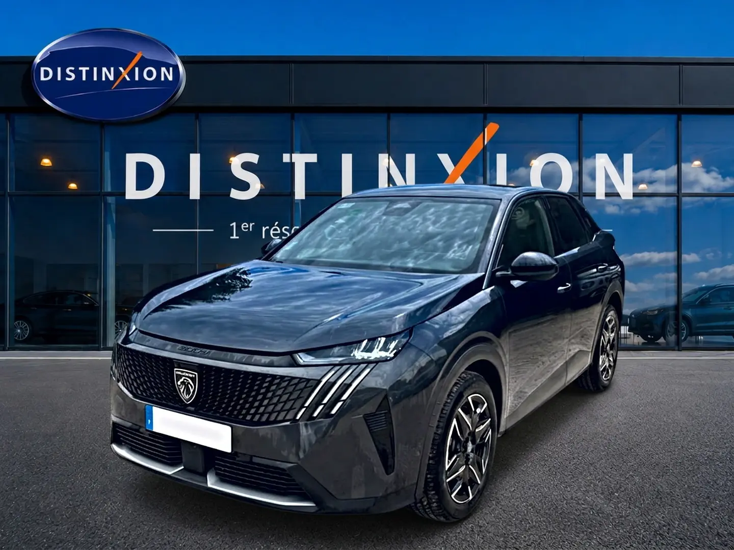 Peugeot 3008 gris titane en 3/4 avant droit, avec calandre noire et feux LED caractéristiques.