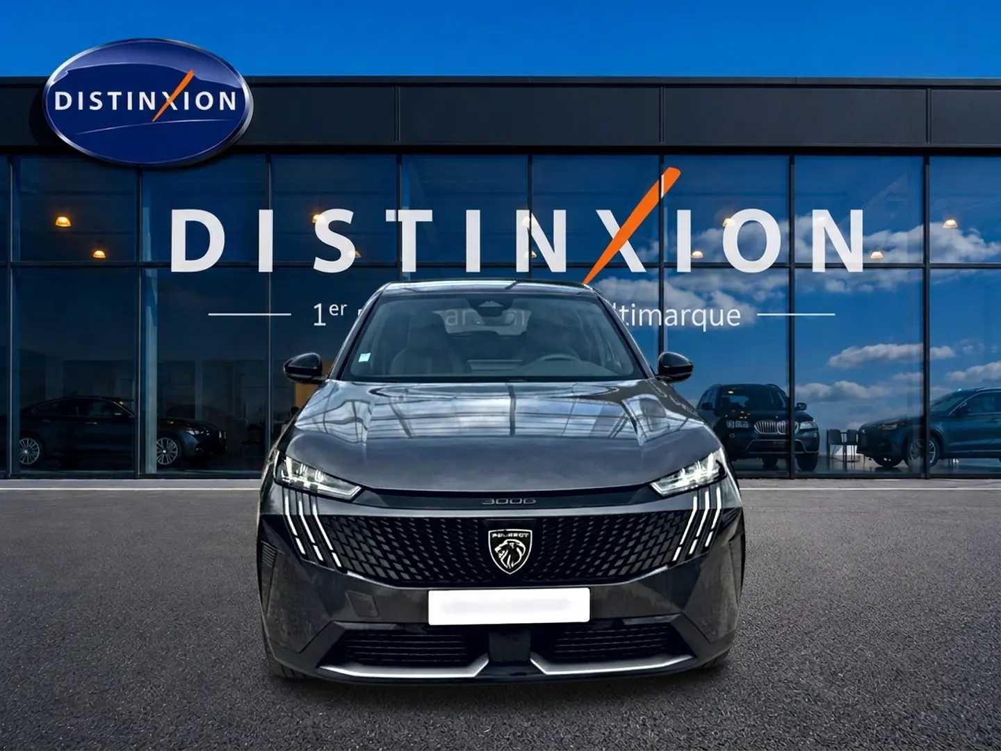 Peugeot 3008 gris titane en vue frontale, soulignant la calandre distinctive et les phares LED fins.