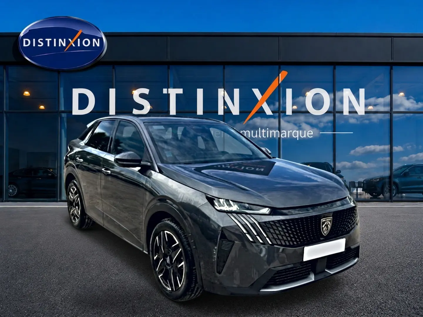 Peugeot 3008 gris titane en 3/4 avant droit, avec calandre distinctive et jantes alliage noires.