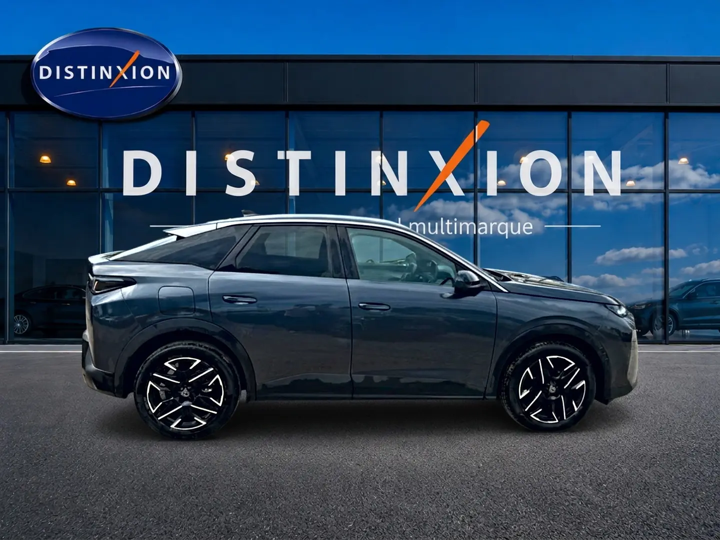 Profil côté gauche du Peugeot 3008 gris titane 2025, avec jantes alu noires et toit blanc contrasté.