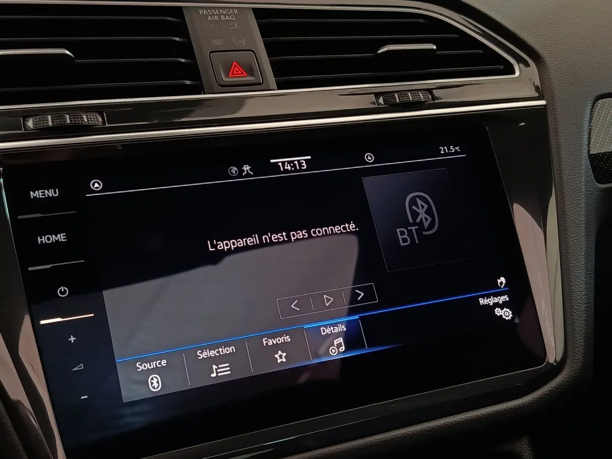 Écran tactile central noir du Volkswagen Tiguan blanc 2023, affichant une connexion Bluetooth inactive.