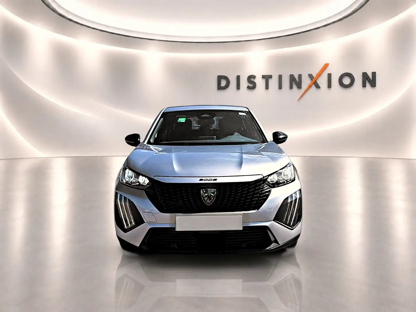Vue frontale d'un Peugeot 2008 gris avec calandre noire et phares LED, sur fond lumineux avec logo Distinxion.
