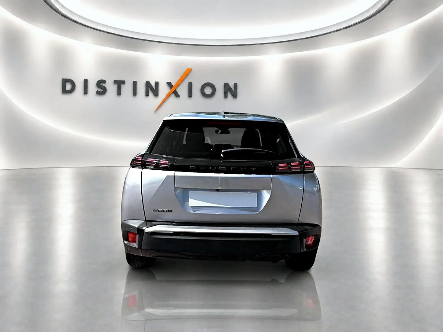 Vue arrière d'un Peugeot 2008 gris 2025 dans un showroom lumineux avec logo Distinxion en arrière-plan.
