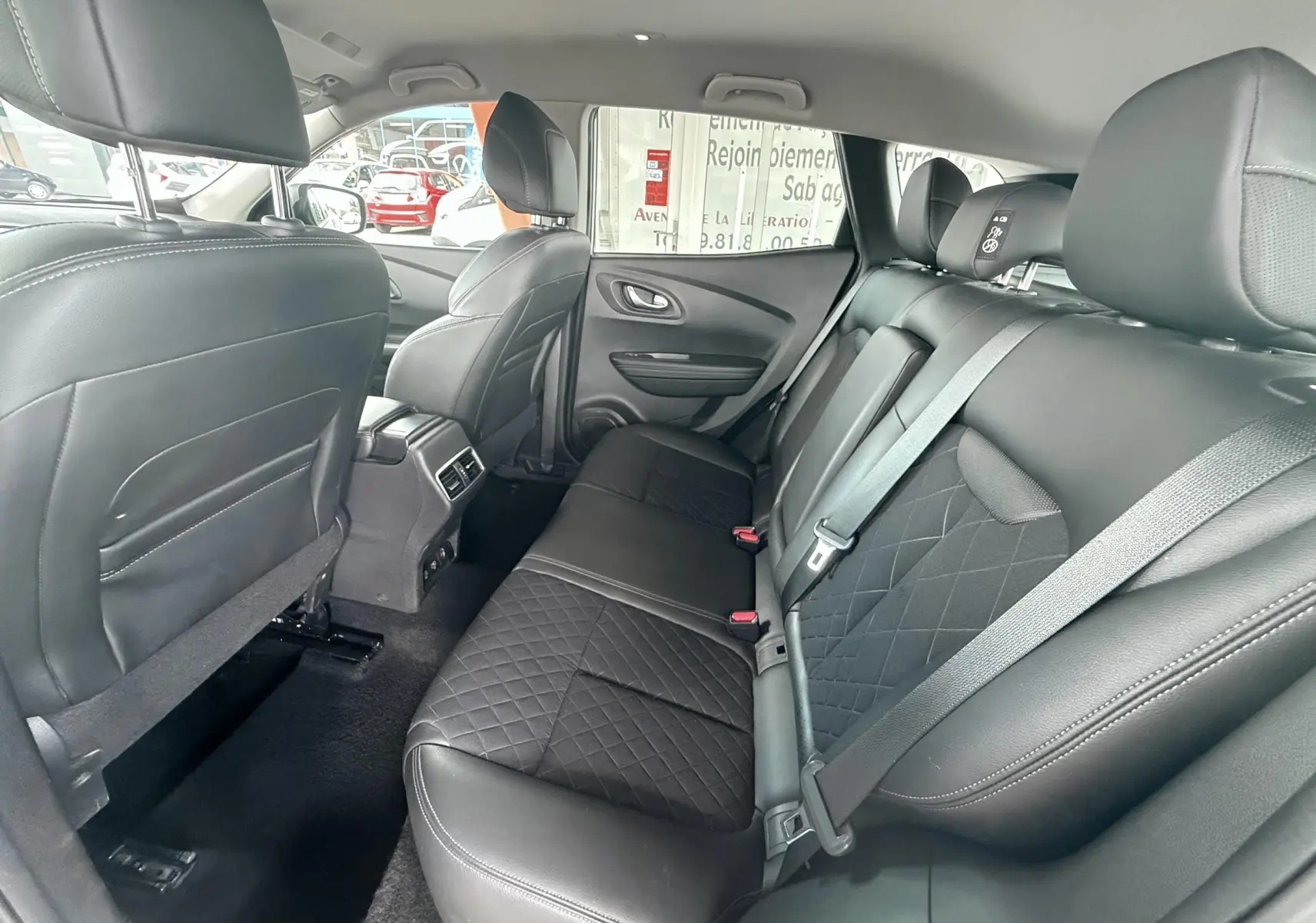 Vue intérieure arrière du Renault Kadjar 2020 montrant les sièges arrière en cuir noir avec surpiqûres losanges.