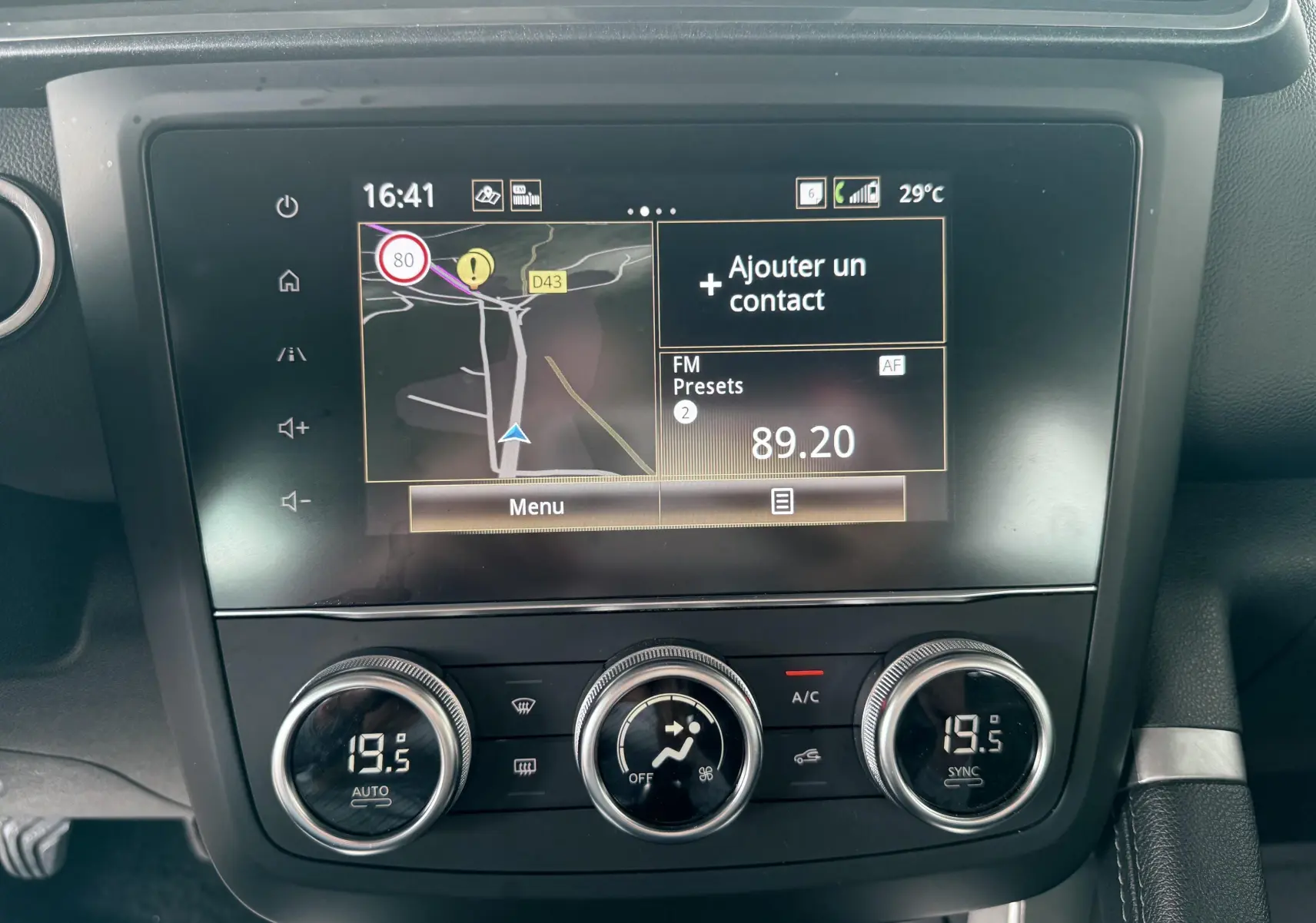 Écran tactile central avec navigation et commandes de climatisation du tableau de bord Renault Kadjar gris.