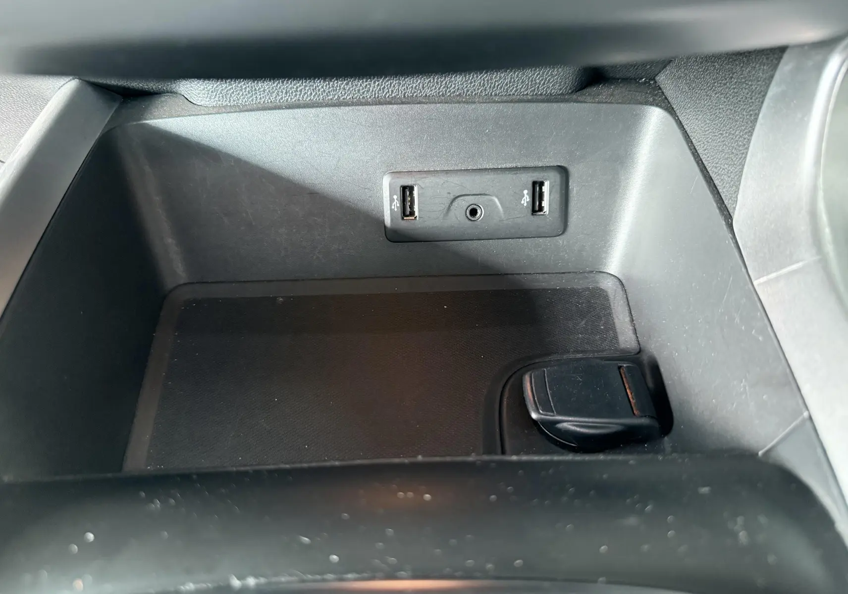 Vue rapprochée de la console centrale du Renault Kadjar 2020, montrant deux ports USB et une prise auxiliaire noire.