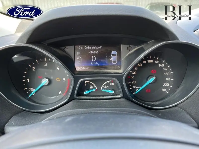 Vue rapprochée du tableau de bord du Ford Kuga 2017, affichant compte-tours, vitesse et jauges, intérieur noir.