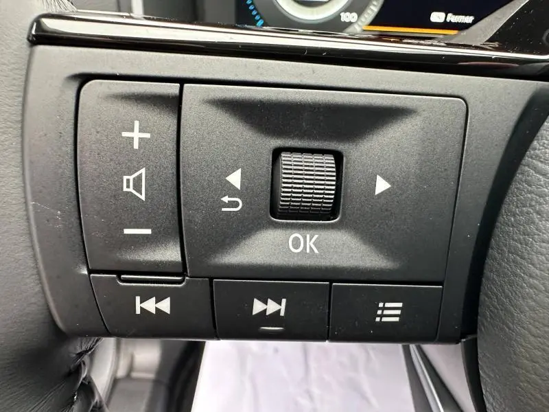 Commande de réglage multifonction au volant du Nissan Qashqai Hybrid e-POWER 2025, vue rapprochée côté gauche.