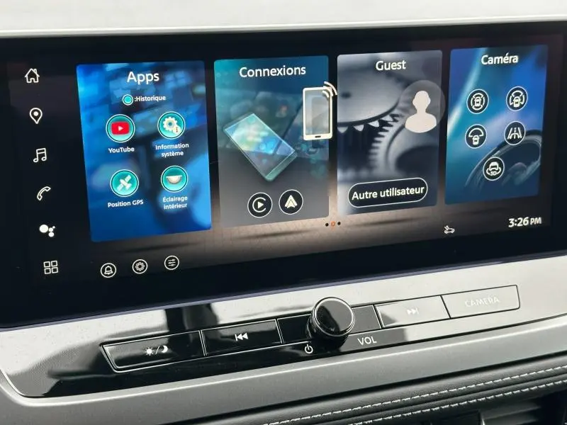 Écran tactile central du Nissan Qashqai Hybrid e-POWER 2025 affichant les menus Apps, Connexions, Guest et Caméra, intérieur moderne.