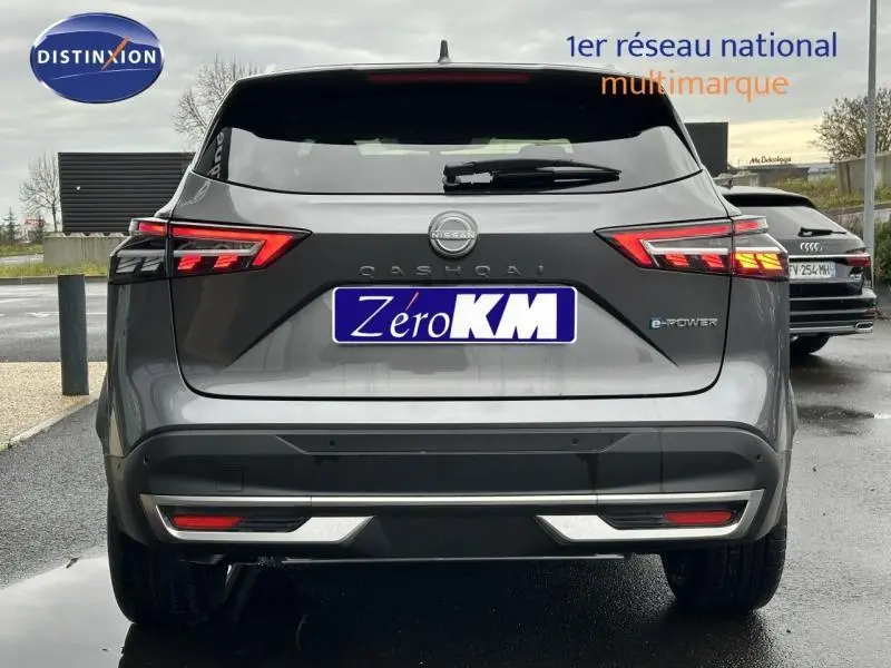 Vue arrière du Nissan Qashqai Hybrid e-POWER 2025 en gris squale métallisé, avec feux arrière LED et logo e-POWER visible.
