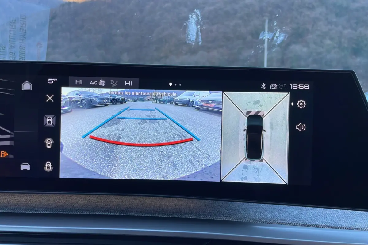Affichage écran 21'' du Peugeot 5008 Hybrid 145 en caméra de recul avec vue 360° et guidage de trajectoire.