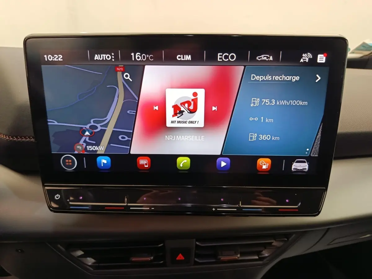 Écran tactile central de 12 pouces du CUPRA Born gris foncé, affichant navigation, radio et données de recharge.