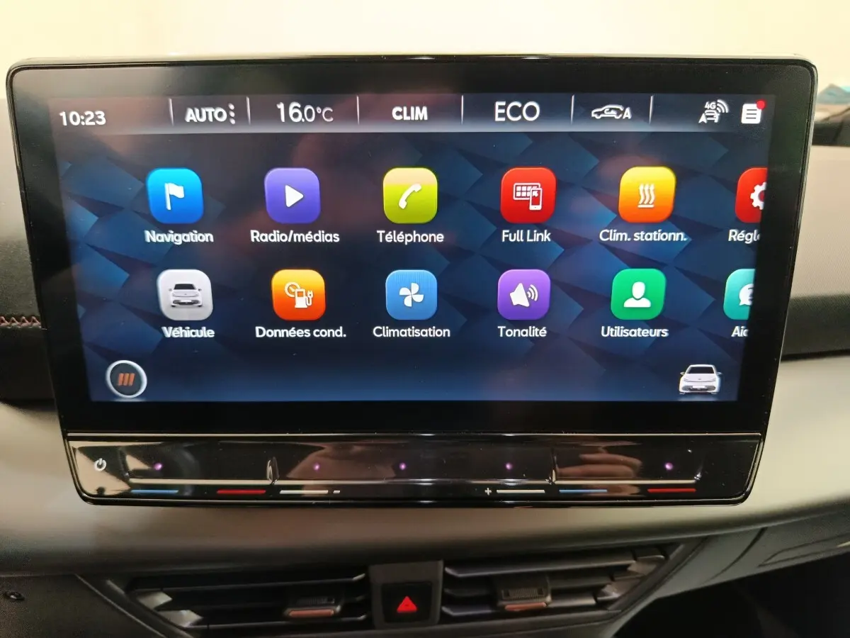 Écran tactile central de 12 pouces du CUPRA BORN gris foncé, affichant les menus navigation et climatisation.