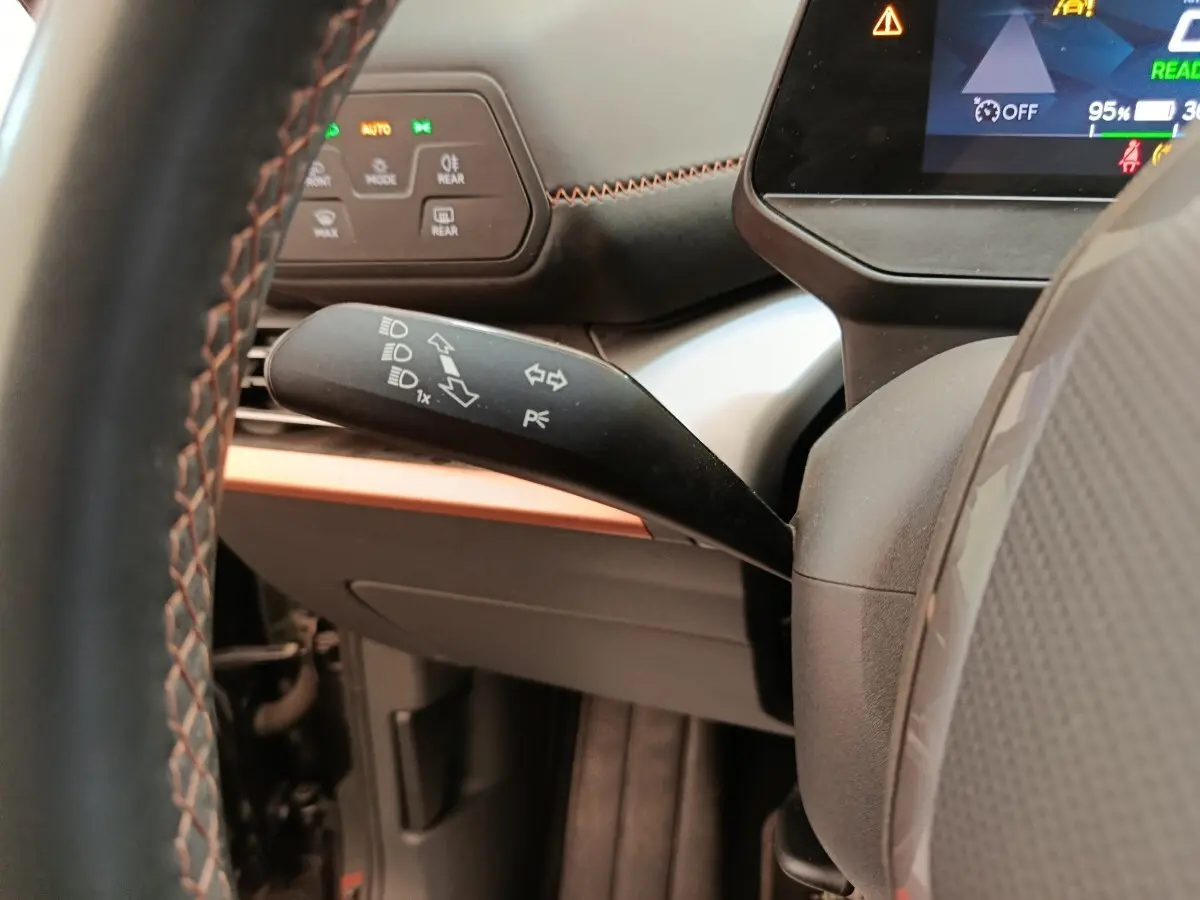Détail intérieur du levier de clignotant côté gauche du tableau de bord du CUPRA BORN gris foncé 2023.