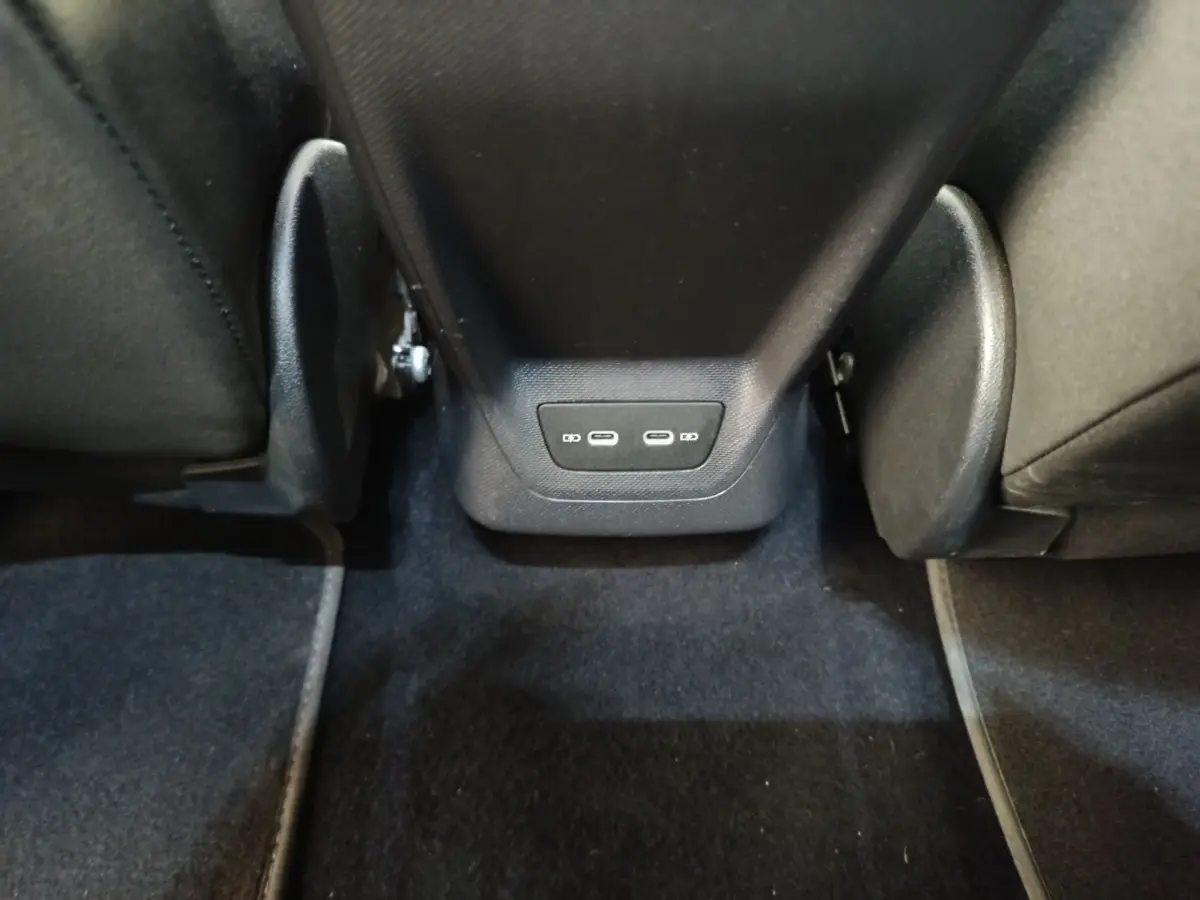 Vue rapprochée des ports USB-C arrière entre les sièges noirs du CUPRA BORN gris foncé 2023.