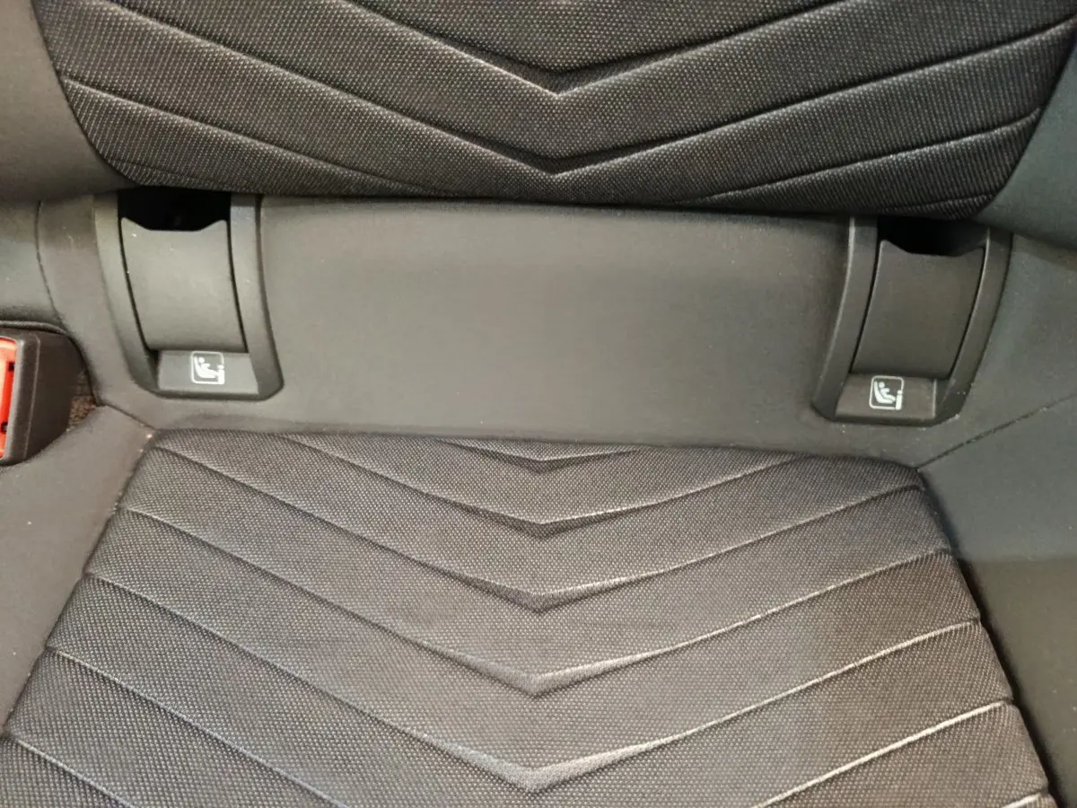 Détail de la banquette arrière noire avec fixation Isofix visible sur un CUPRA BORN gris foncé.