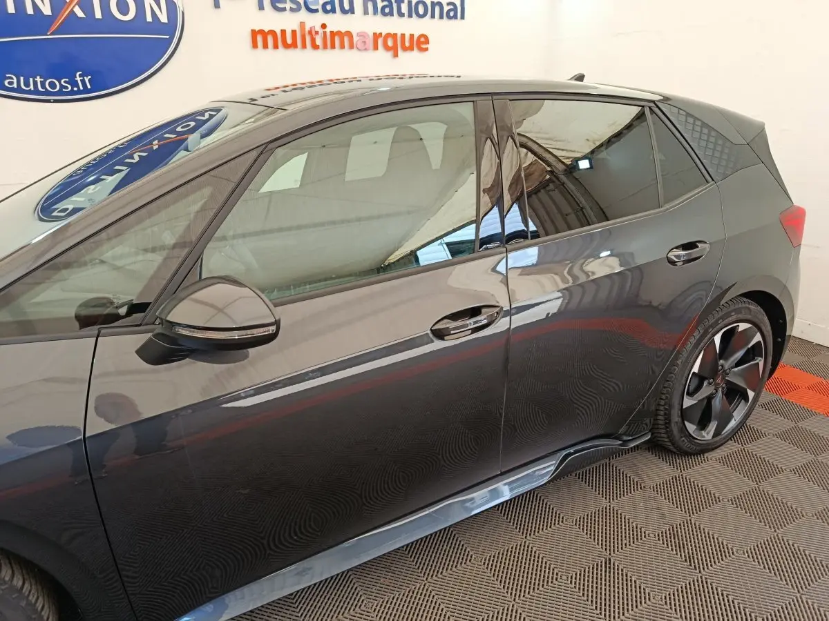 Vue de profil côté gauche d'une CUPRA BORN gris foncé avec jantes noires et vitres teintées.