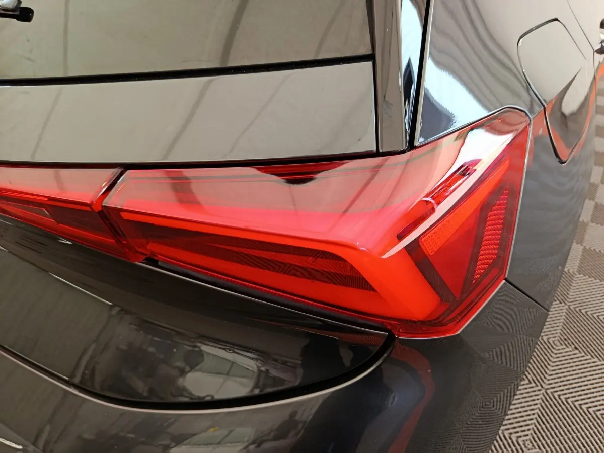 Gros plan sur le feu arrière droit rouge du CUPRA BORN gris foncé, soulignant la finition moderne et les lignes nettes.