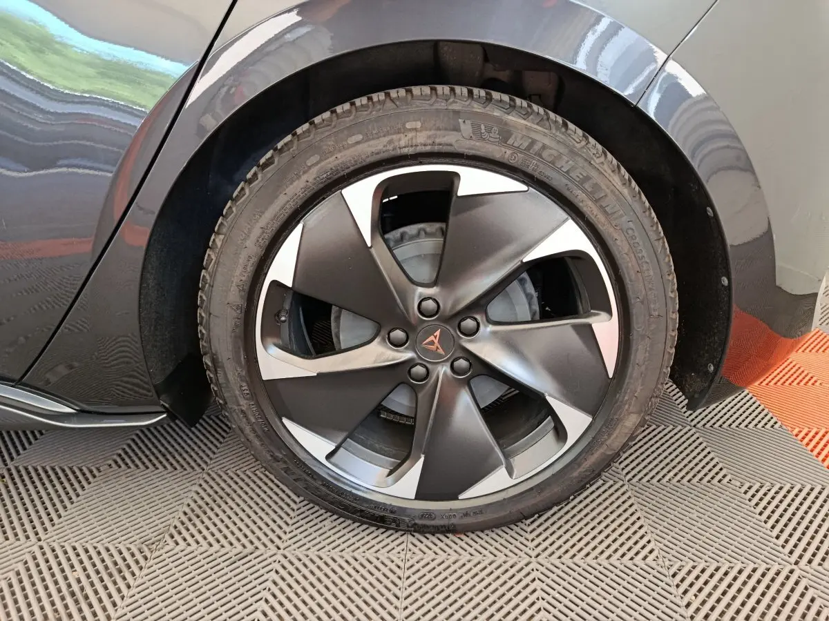 Gros plan sur la roue arrière droite gris foncé d'une CUPRA BORN 230ch avec jante noire et argentée distinctive.