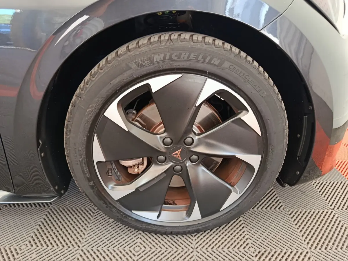 Gros plan sur la roue avant droite gris foncé d'une CUPRA BORN 230ch avec jante noire et argentée distinctive.