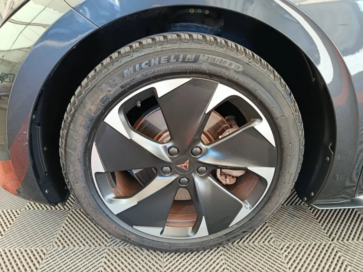 Gros plan sur la roue avant droite gris foncé du CUPRA BORN 230ch avec jante noire et argentée distinctive.