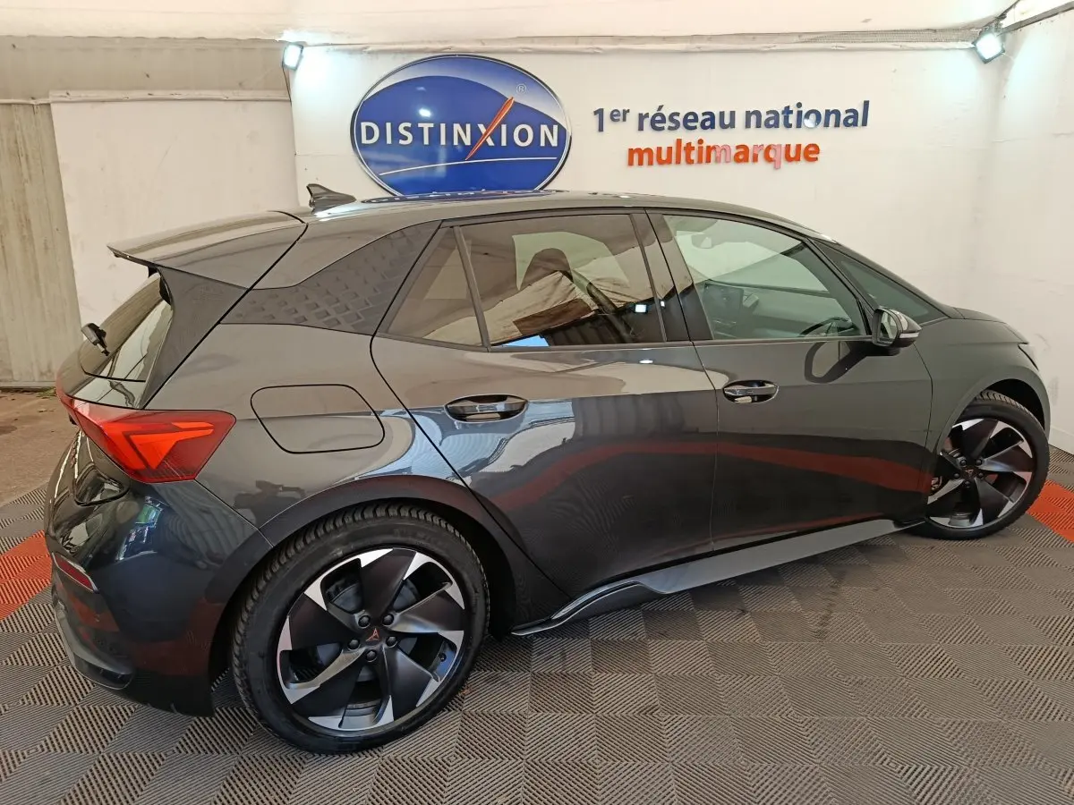 Vue latérale droite d'une CUPRA BORN gris foncé 2023, soulignant ses jantes noires et son design compact électrique.