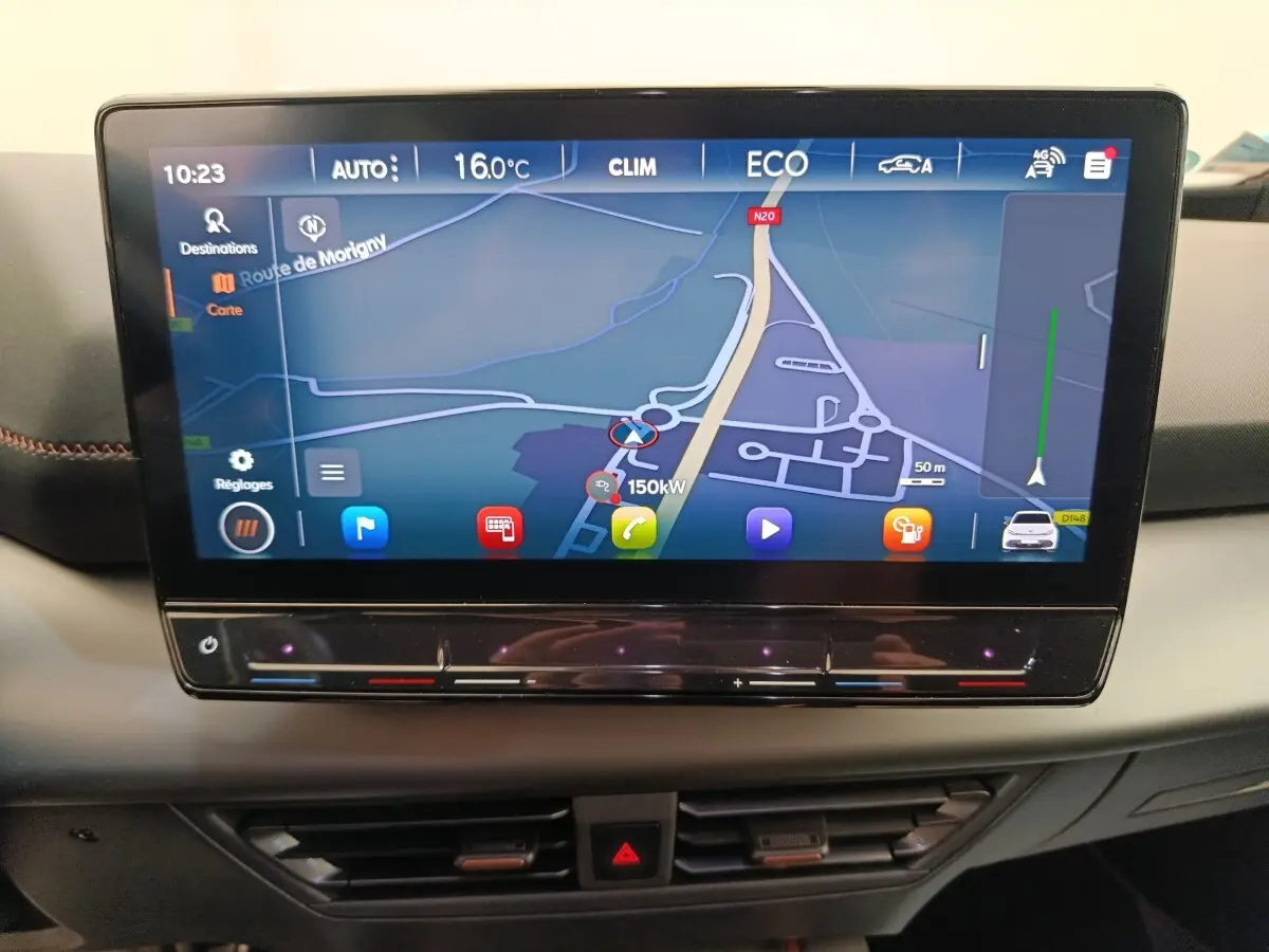 Écran tactile central du tableau de bord du CUPRA Born gris foncé, affichant la navigation GPS en mode ECO.