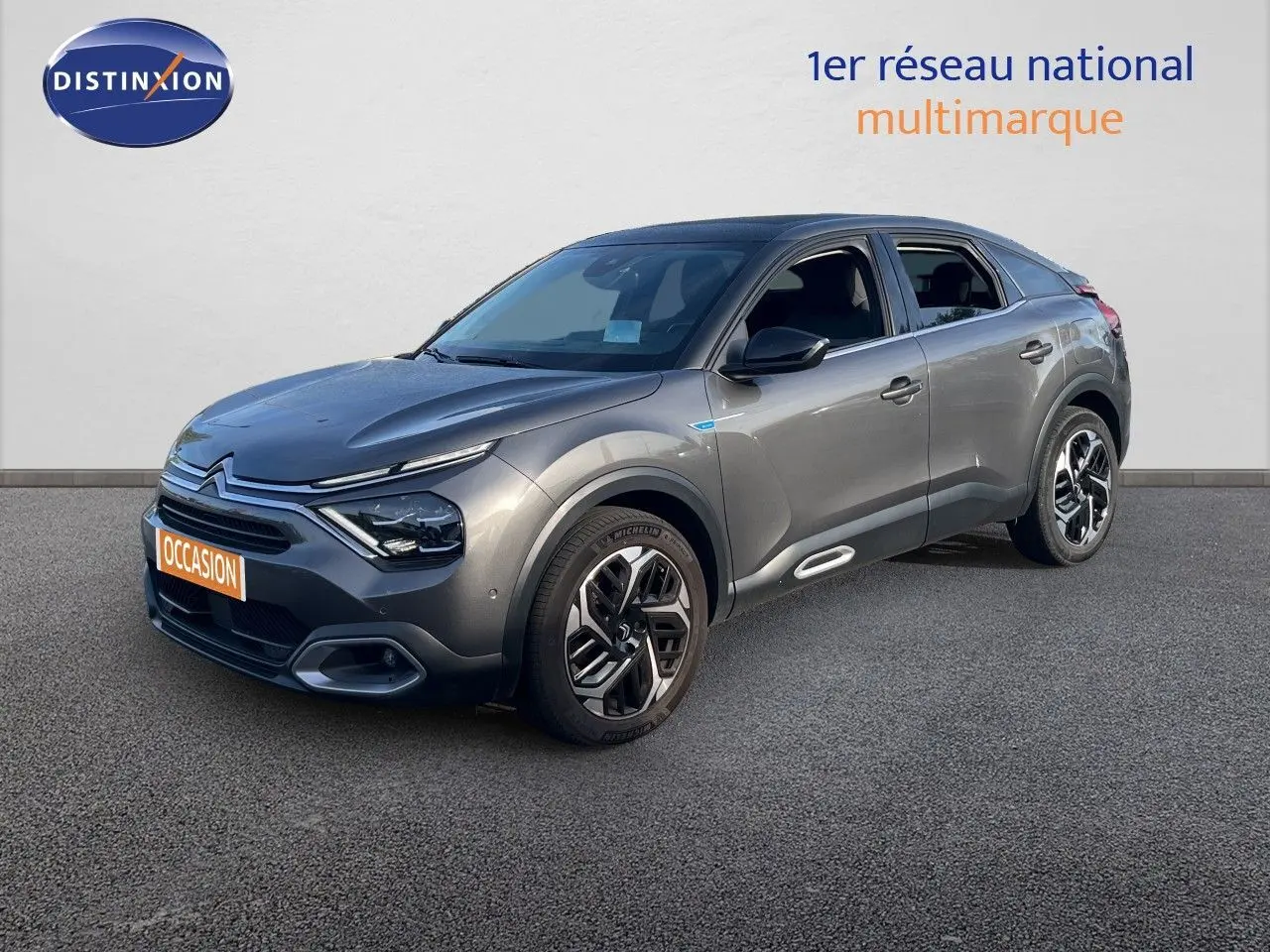 Citroën C4 BlueHDi 130 gris en 3/4 avant droit, avec jantes alliage et feux LED distinctifs.