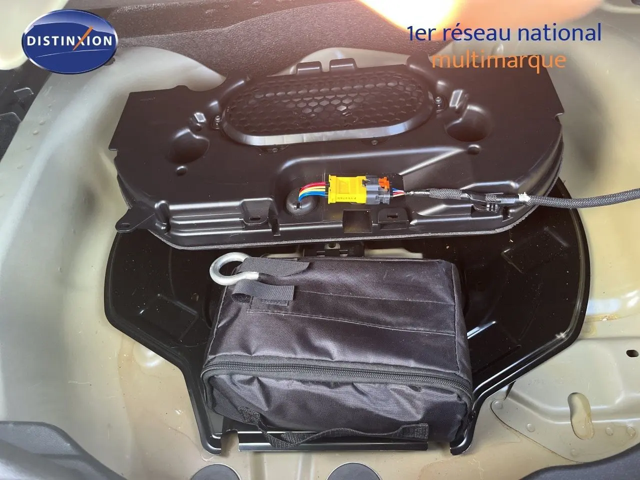 Vue rapprochée du coffre à outils et rangement sous la roue de secours d'une Citroën C4 gris 2023.