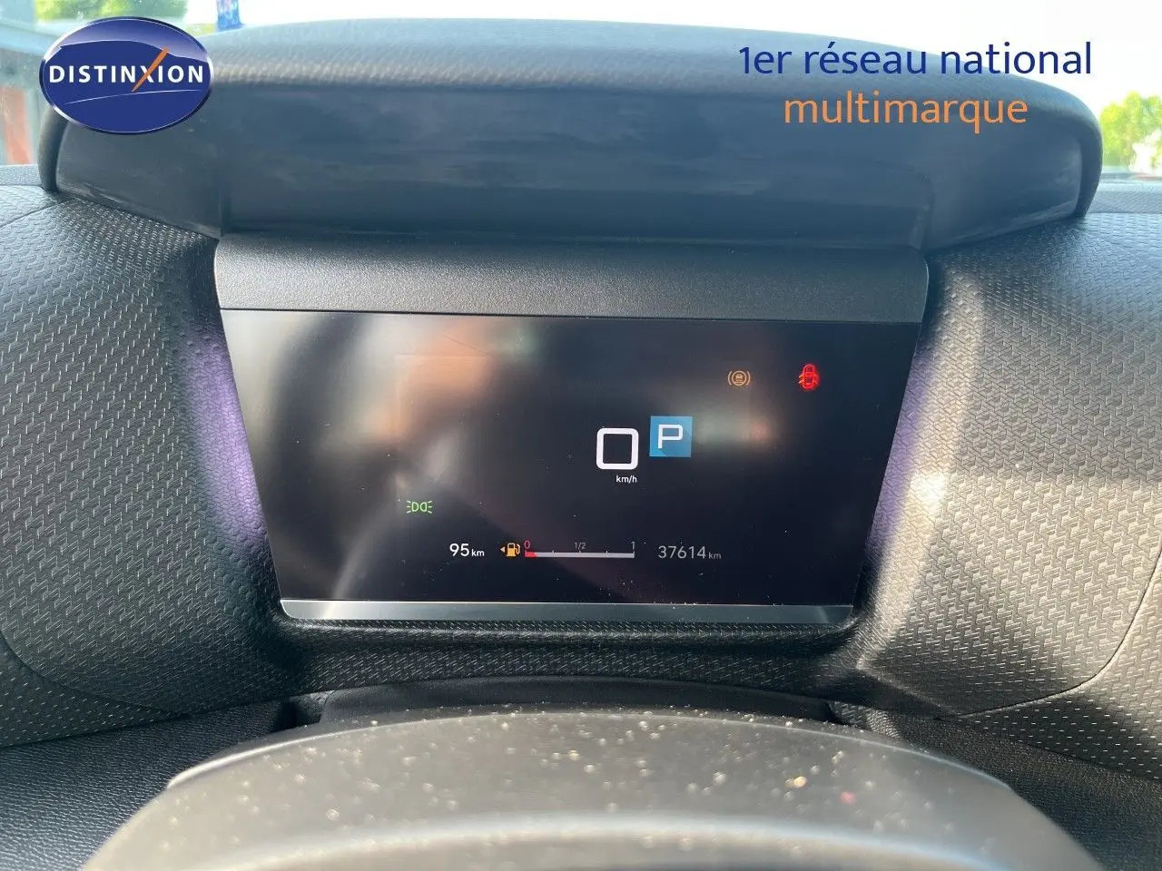Vue rapprochée du tableau de bord numérique de la Citroën C4 2023, affichant la vitesse et le mode parking.