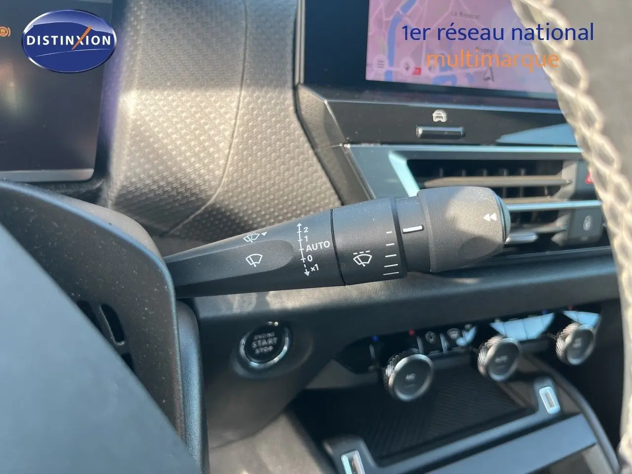Gros plan sur la commande d’essuie-glace à gauche du volant dans l’habitacle gris d’une Citroën C4 2023.