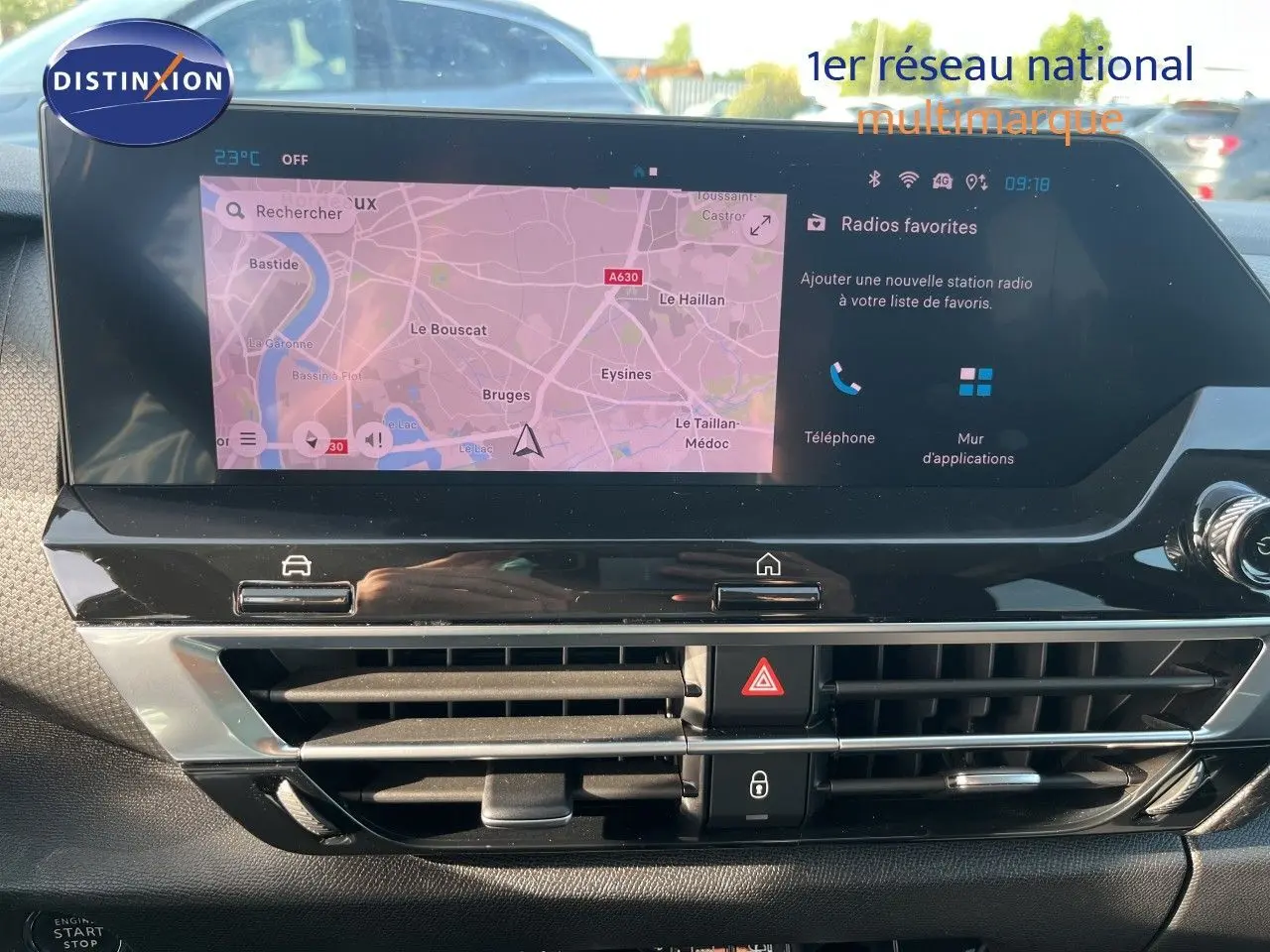 Écran tactile central affichant la navigation et les options multimédia dans le tableau de bord d'une Citroën C4 gris 2023.
