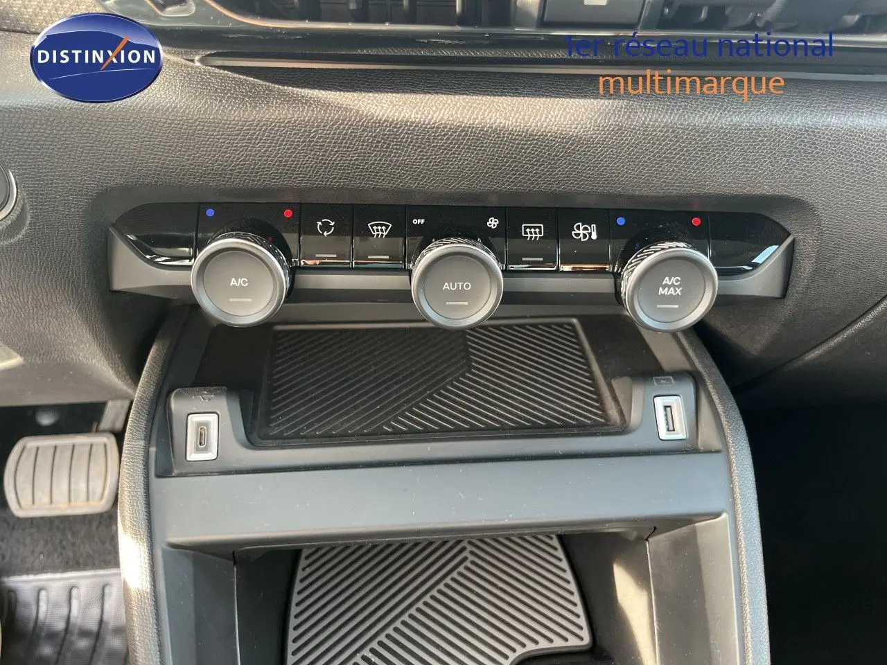 Détail du tableau de bord de la Citroën C4 2023 gris, montrant les commandes de climatisation avec trois boutons rotatifs.