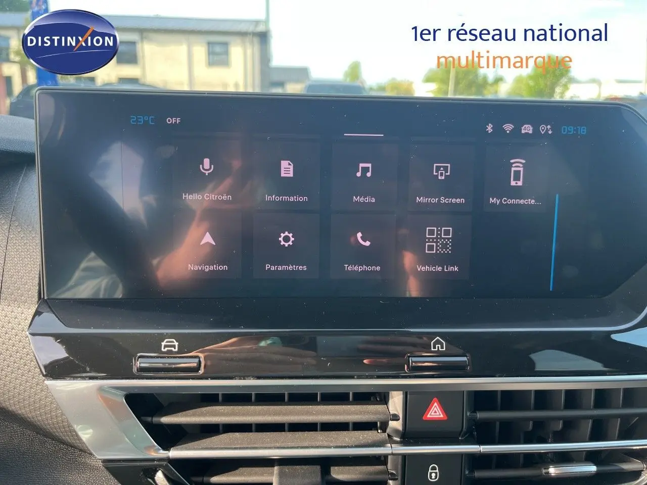 Écran tactile central de la Citroën C4 2023 gris, affichant le menu multimédia et navigation, vue intérieure frontale.