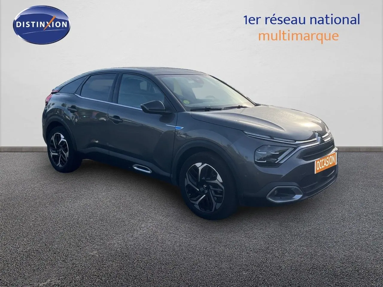Citroën C4 gris 3/4 avant droit, SUV compact avec jantes noires et design moderne, vue extérieure sur fond neutre.