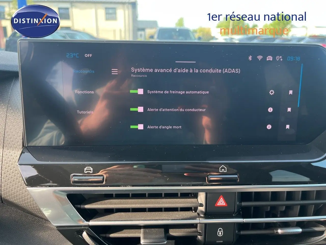Écran tactile central du tableau de bord de la Citroën C4 gris 2023 affichant les aides à la conduite avancées.