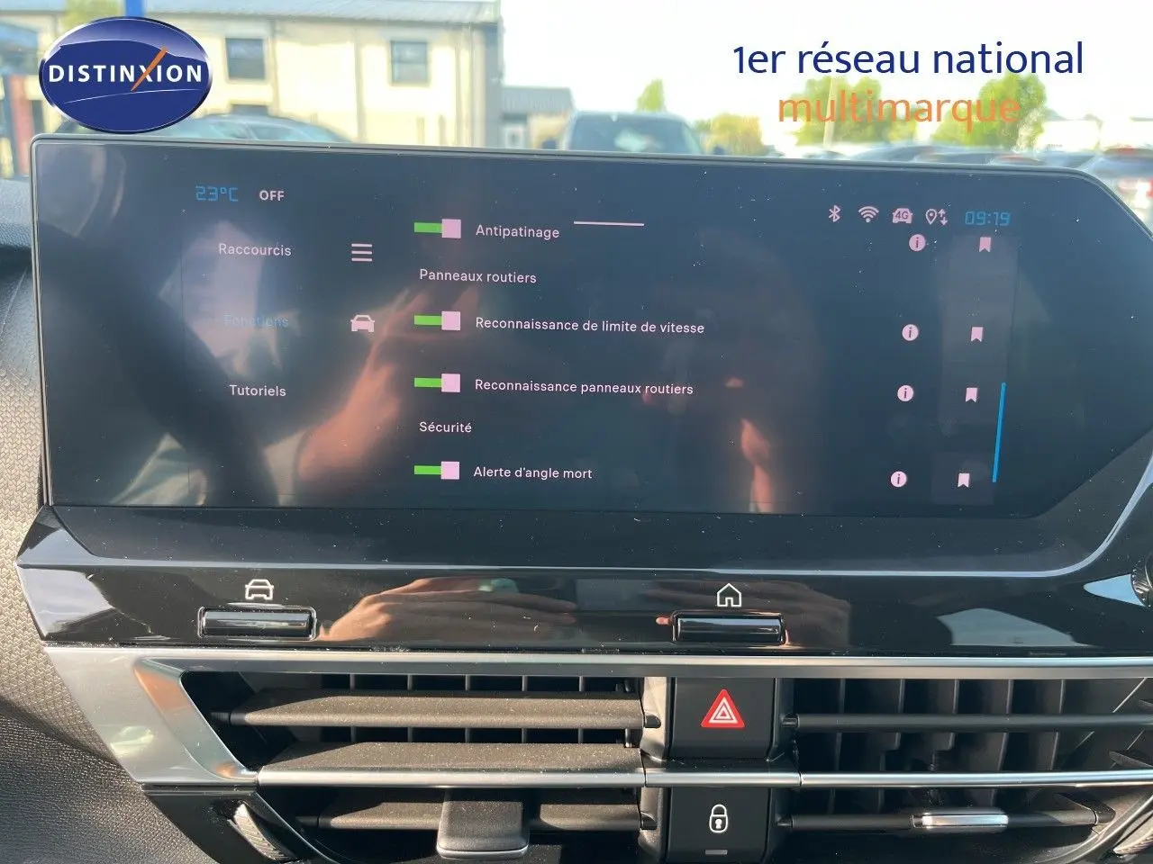 Écran tactile central affichant les réglages d’aide à la conduite dans l’habitacle d’une Citroën C4 gris 2023.