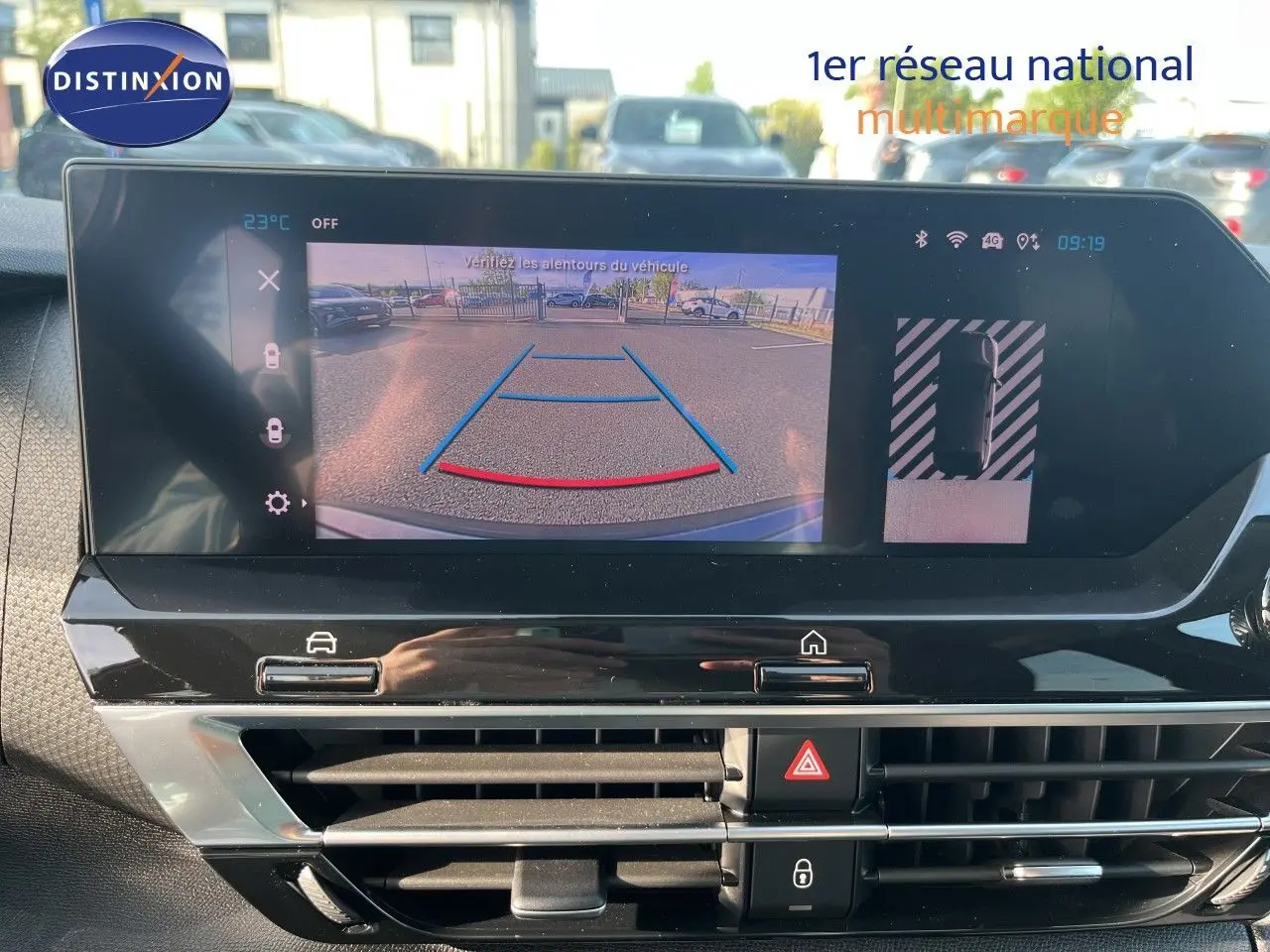 Écran tactile intérieur montrant la caméra de recul d'une Citroën C4 gris, avec vue arrière du véhicule.