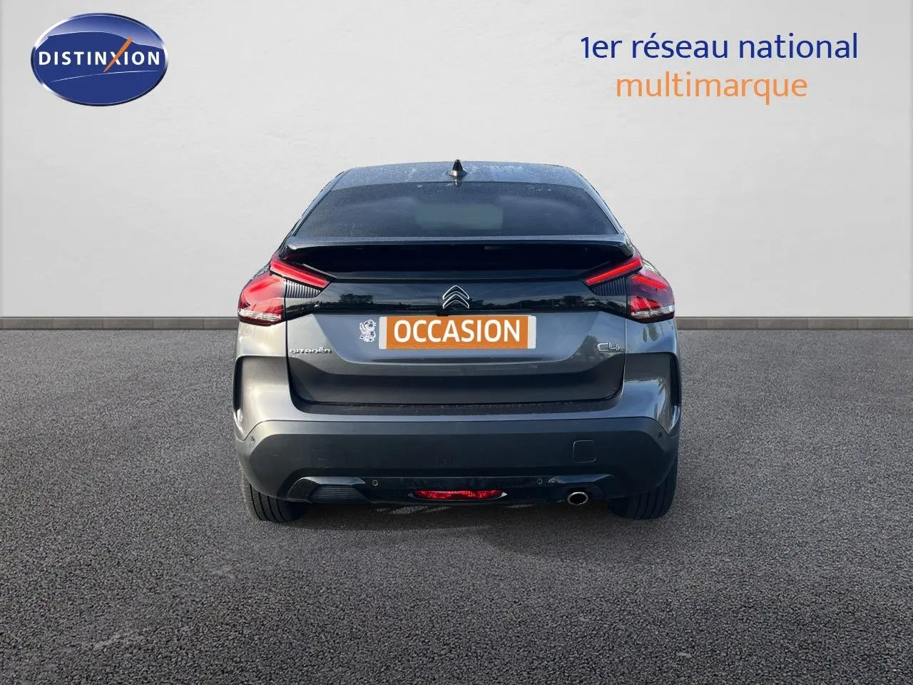Vue arrière d'une Citroën C4 gris métallisé 2023 avec feux LED et plaque d'immatriculation "OCCASION".