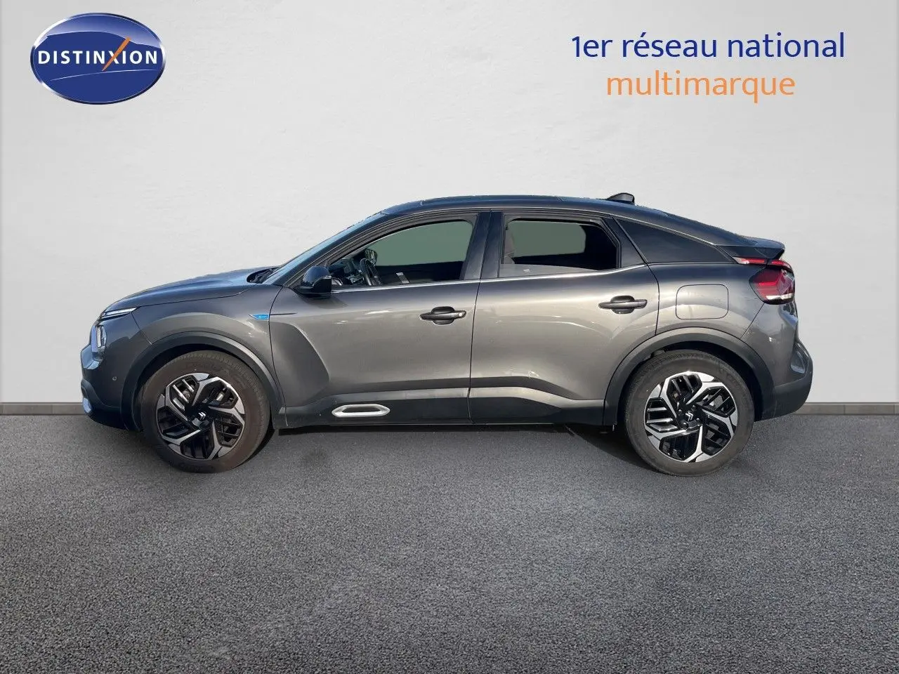 Profil côté gauche d'une Citroën C4 gris métallisé 2023, finition Shine Pack avec jantes noires et détails modernes.
