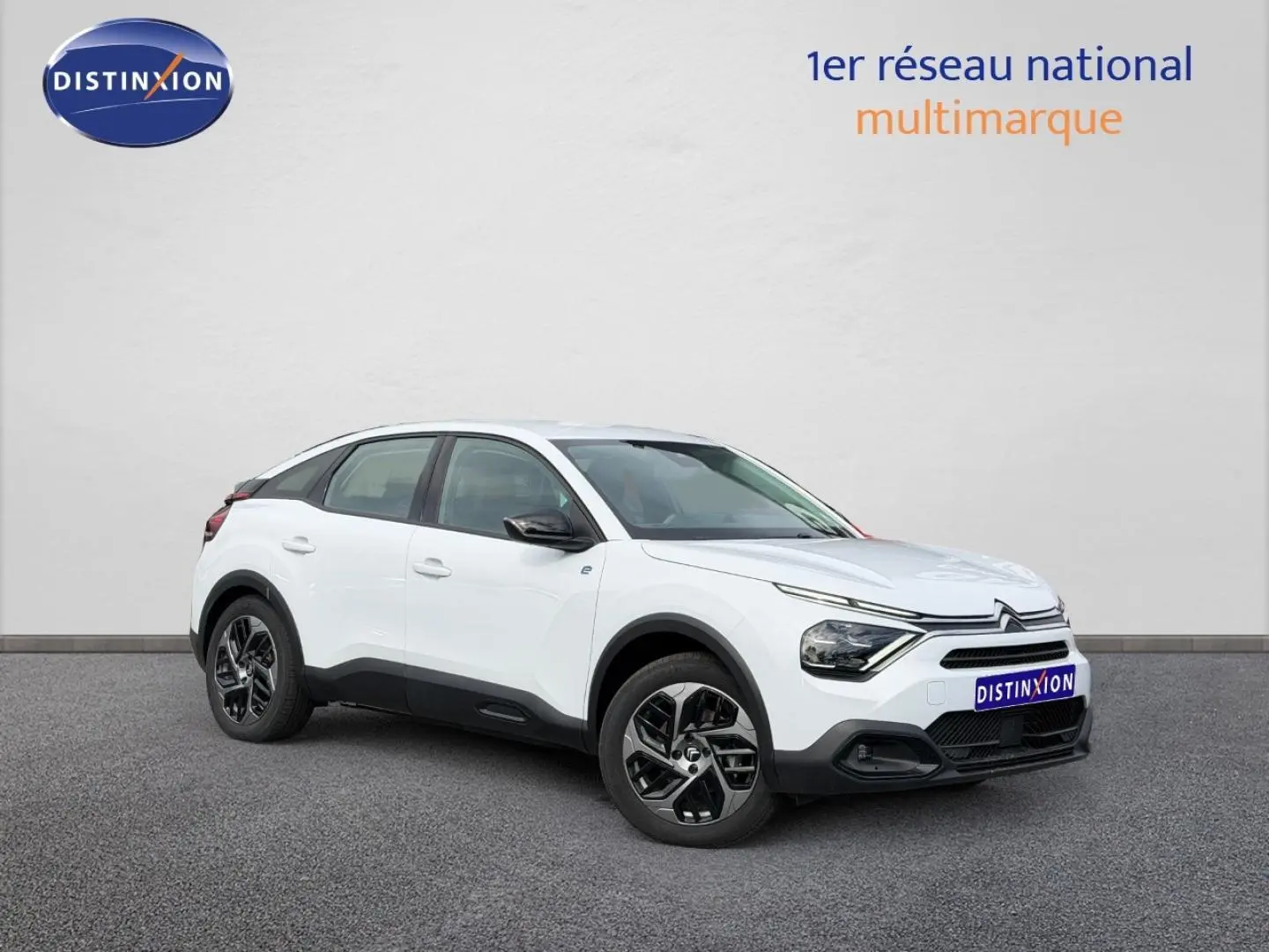 Citroën C4 électrique blanc vue 3/4 avant droit avec jantes noires et détails noirs contrastants.