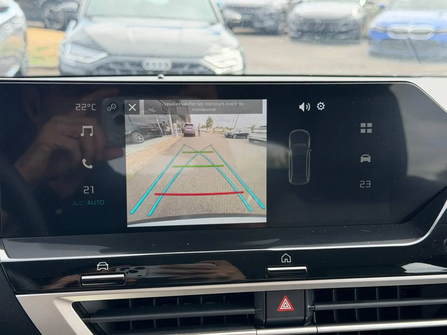 Écran tactile intérieur de la Citroën C4 électrique 2024 montrant la caméra de recul avec guidage coloré.