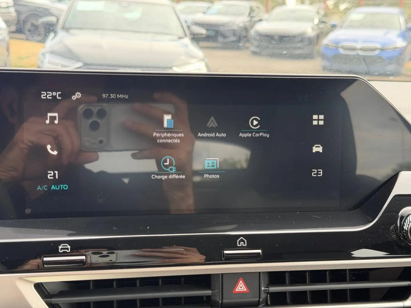 Écran tactile central du tableau de bord de la Citroën C4 électrique 2024, vue frontale intérieure.