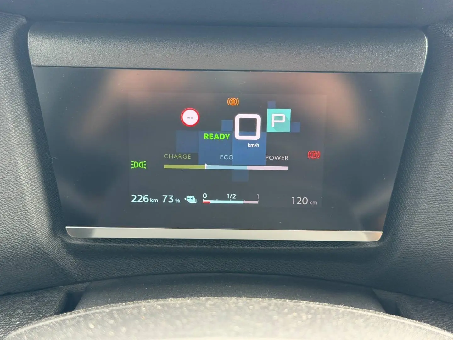 Affichage numérique du tableau de bord de la Citroën C4 électrique 2024 montrant la vitesse à 0 km/h et l'autonomie restante.